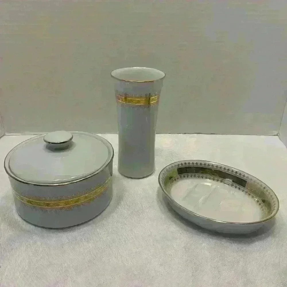 Fancy bath, set white with gold trim great condition brand Saturday Knight